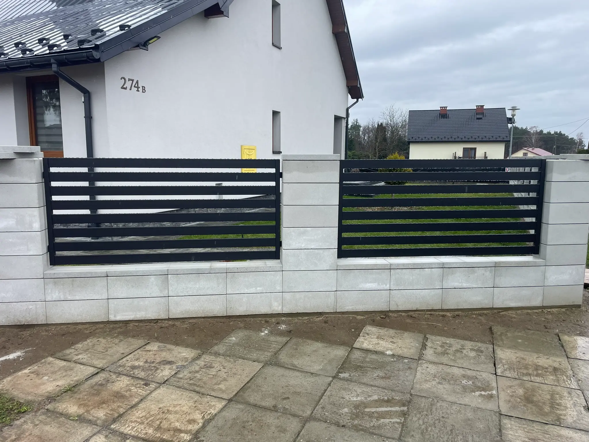 zdjęcie ogrodzenie palisadowe