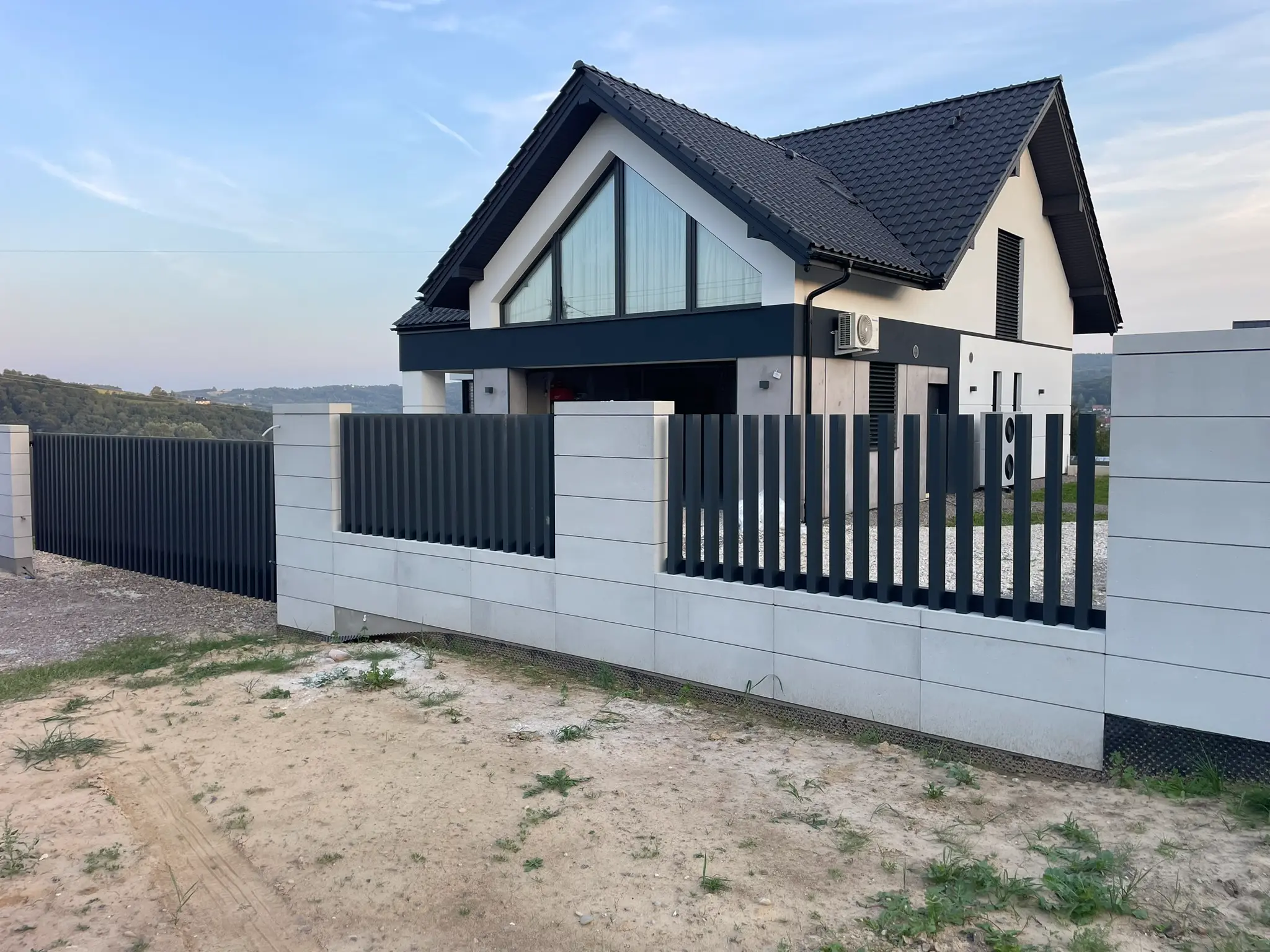 zdjęcie ogrodzenie palisadowe